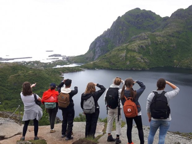 Jeunes qui se baladent pour observer les paysages finlandais en colo de vacances dans les pays nordiques cet été