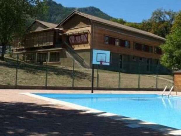 Piscine du centre de vacances dans la Drôme