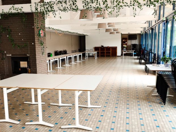 Salle de repas colonie de vacances été natation