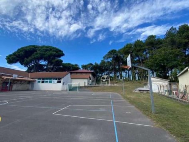 Vue sur les extérieurs du centre de colo de vacances Stella Maris, en bord de mer