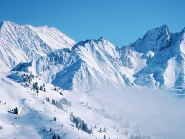 Environnement enneigé autour du chalet où logent les jeunes hébergés en colo de vacances cet hiver