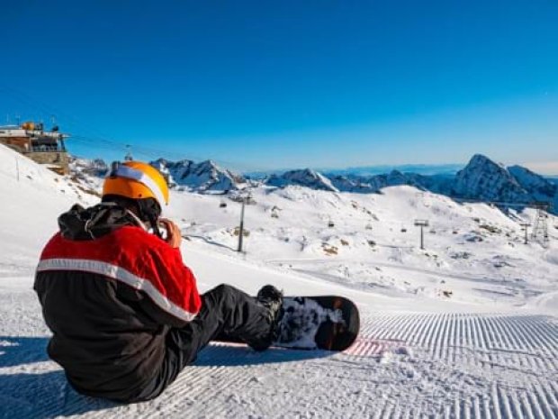 Environnement enneigé autour du chalet où logent les jeunes hébergés en colo de vacances cet hiver où les ados skient et font du snow