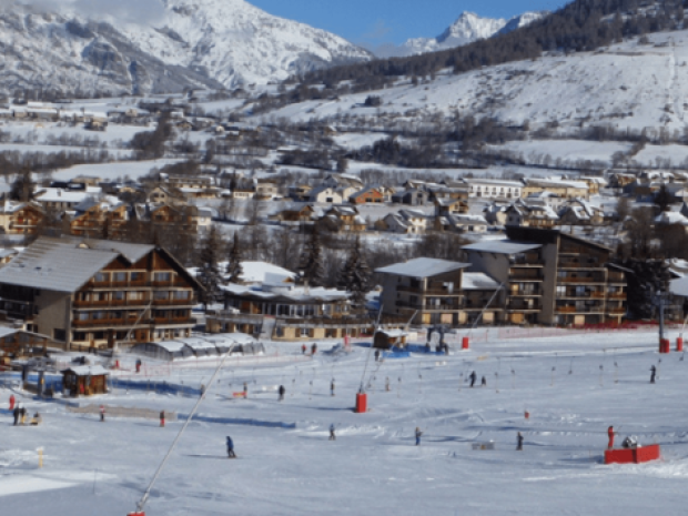 Vue sur le domaine où se rendent les jeunes en colonie de vacances Ski cet hiver