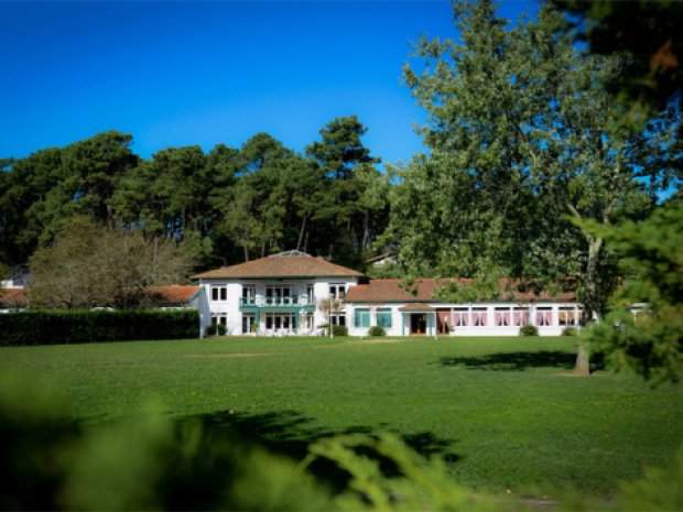 Exterieur et hectares de terrain du domaine du pignada a anglet