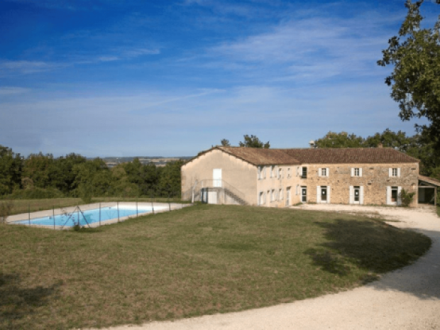 Vue sur l'extérieur du gite qui accueille des jeunes en colonie de vacances 