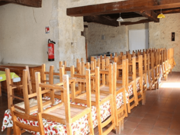 Salle de restauration du gite de Comps dans le Gers qui accueille les jeunes en colo