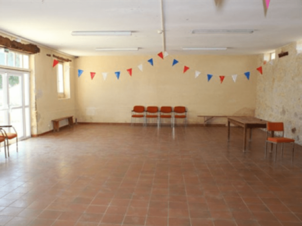 Vue sur la grande salle du gite qui accueille les jeunes en colonie de vacances 