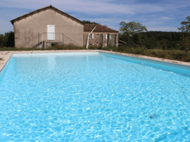 Extérieur et piscine du centre de vacances Le gite de Comps