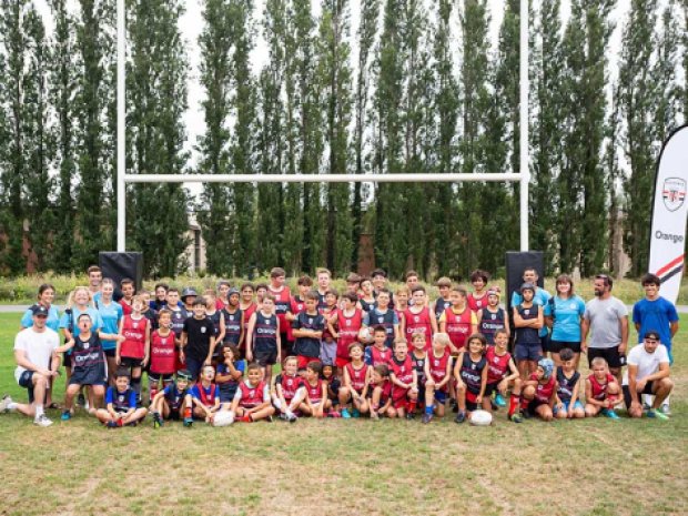Groupe de jeunes joueurs de rugby en colo de vacances cet été 