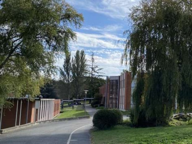 Vue sur l'extérieur du lycée agricole - cité des sciences vertes à proximité de Toulouse, hébergement de colo de vacances 