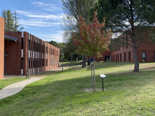 Extérieurs et vue sur le lycée agricole-cité des sciences vertes, à proximité de Toulouse, hébergement de colonie de vacances