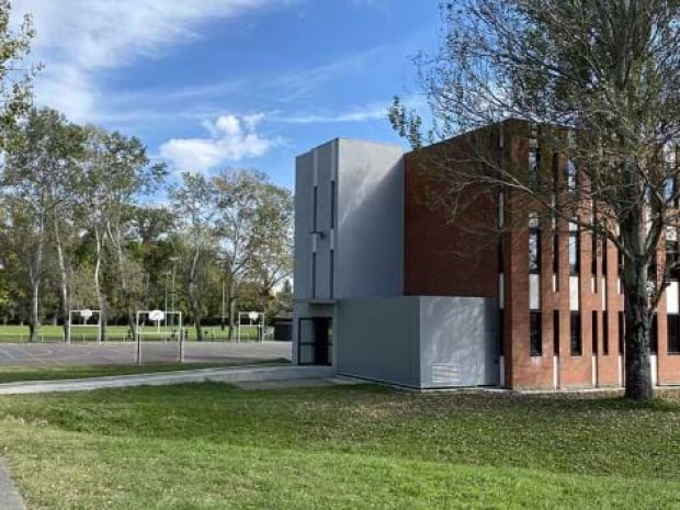 Extérieurs et vue sur le lycée agricole-cité des sciences vertes, à proximité de Toulouse, hébergement de colonie de vacances