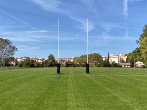 Stade de rugby où les jeunes en colonies de vacances pourront pratiquer l'activité durant l'été