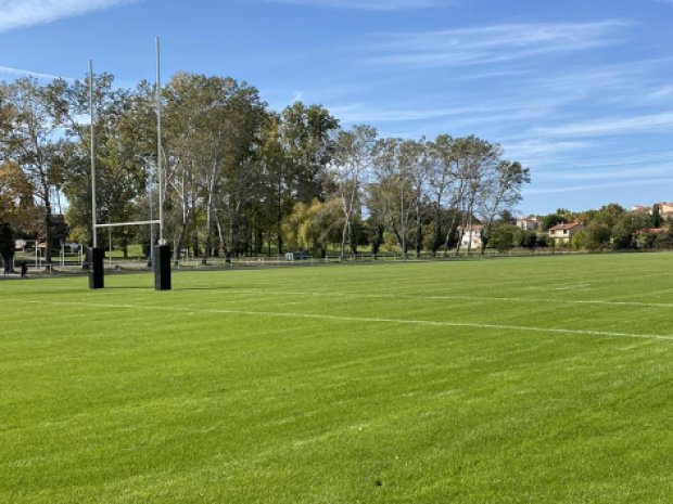 Stade de rugby où les jeunes en colonies de vacances pourront pratiquer l'activité durant l'été