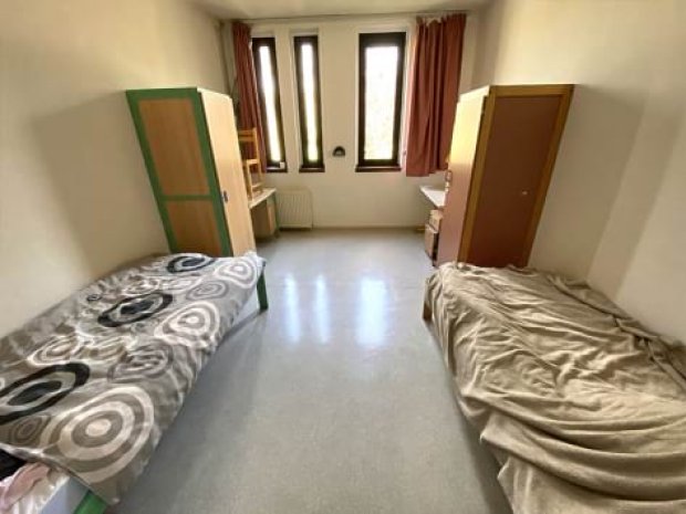 Vue sur une chambre où dorment les jeunes partis en colo de vacances spéciale Rugby