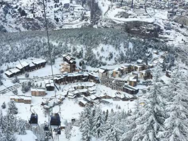 Vue sur le village enneigé de la colonie de vacances à la montagne