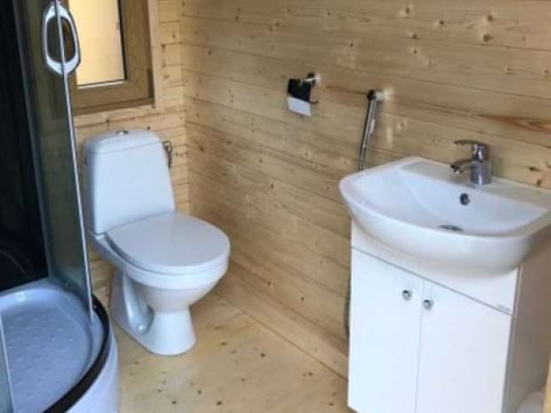 Toilette du centre de vacances pour la colo western