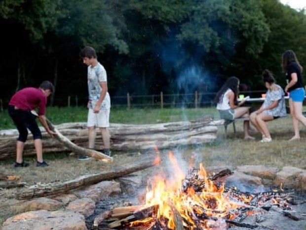 Feu de camp pour dîner lors de la colonie de vacances enfants cow-boys et indiens