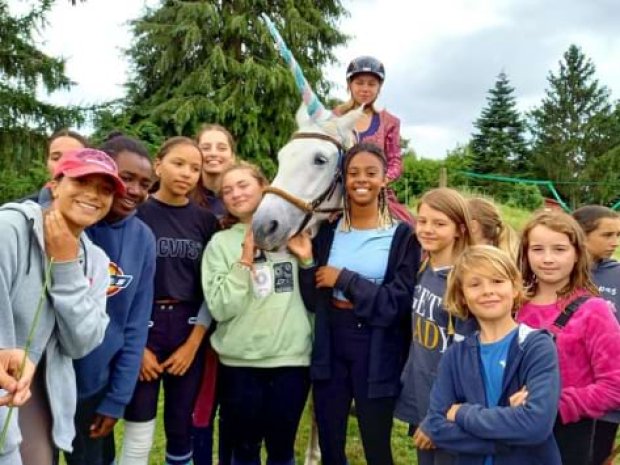 Groupe d'enfants qui s'amusent au centre équestre Poney Club lors d'une colo de vacances au domaine de l'espérance