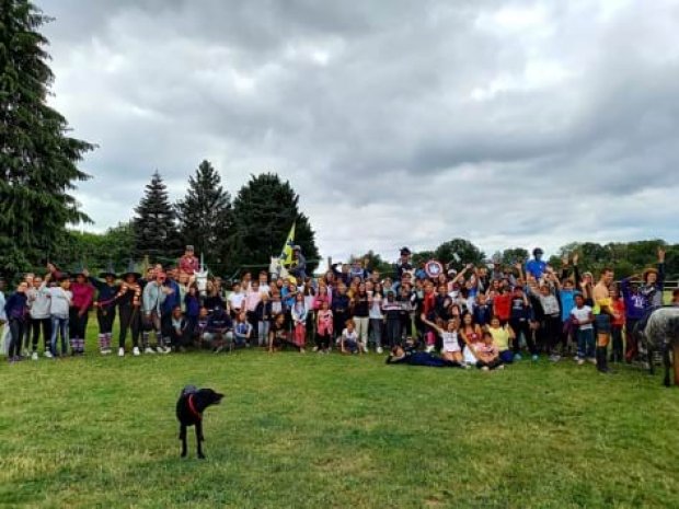 Groupe de jeunes en colonie de vacances équestre au domaine de l'Esperance 