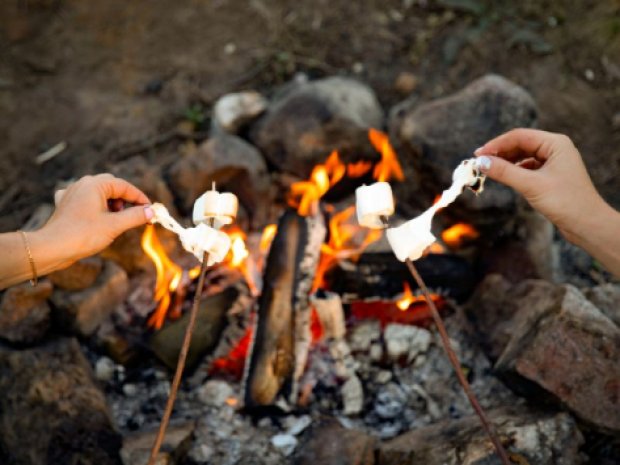 Campement feu de camp en colo de vacances itinérante cet été dans le Trièves