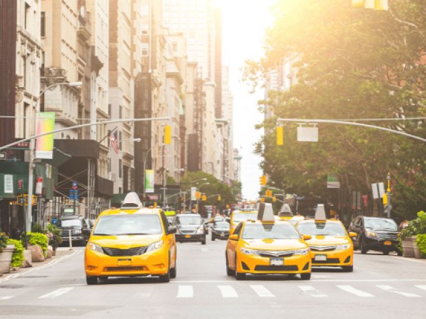 Rues avec taxis jaunes en colo de vacances à New York