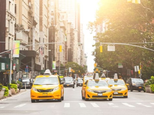 Rues avec taxis jaunes en colo de vacances à New York