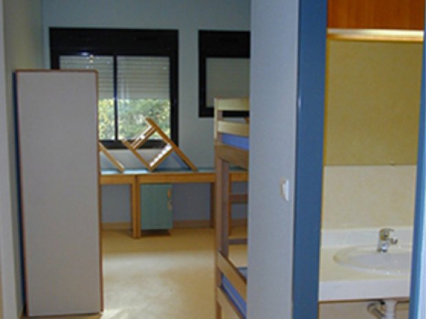 Lits et sanitaires des chambres de l'hébergement à Castelnaudary