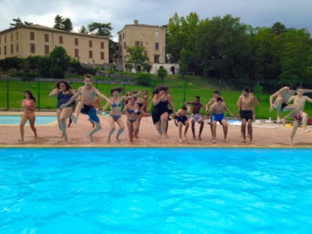 Jeunes qui s'amusent dans la piscine au camping du Martouret cet été
