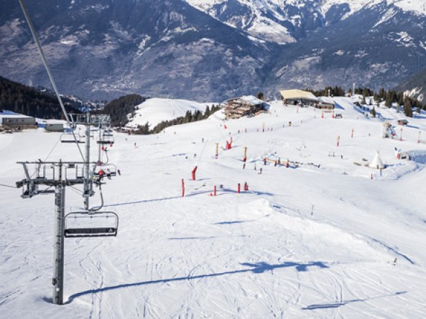 tele siege et vue sur une station de ski sejour en auvergne rhone alpes cet hiver
