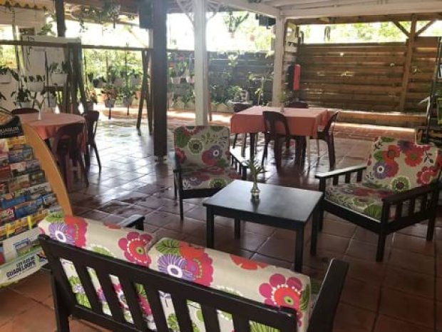 Vue sur une grande pièce de l'hôtel Rotabas en Guadeloupe lors d'une colo de vacances pour ado