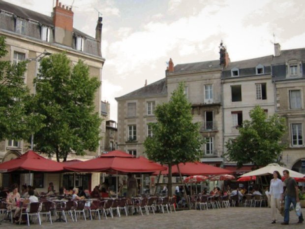 vue sur une rue à poitiers dans le centre-ouest de la france
