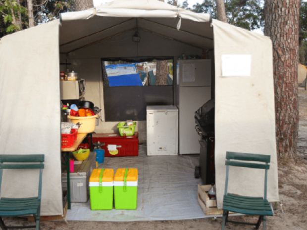 Vue sur la tente cuisine du camping Paradis Barberousse à Gruissan où les jeunes séjournent en colo