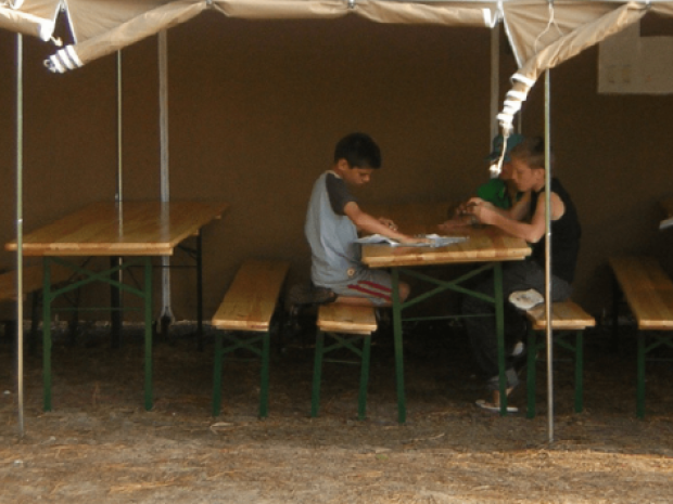 Tente restauration au camping Paradis Barberousse de Gruissan où les jeunes dinent en colo