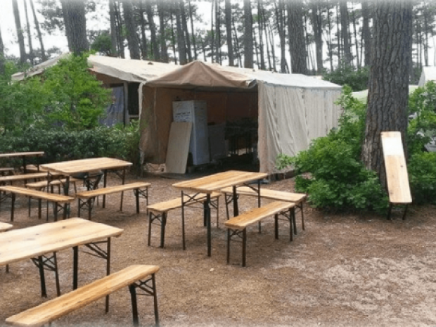Vue sur l'installation du camp au camping Paradis de Barberousse à Gruissan
