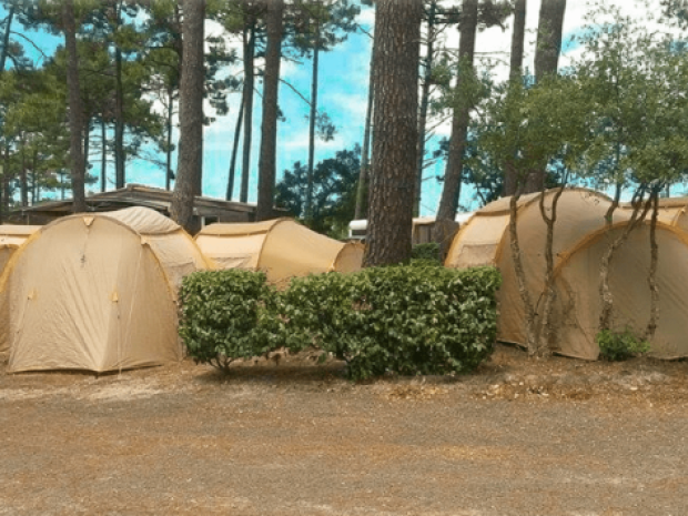 Installation des tentes 3 places au camping Paradis Barberousse à Gruissan où dorment les jeunes en colo
