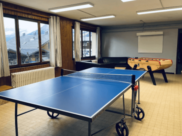 Salle de jeux du centre de colonie de vacances : le chalet Nid Alpin 