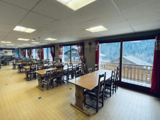 Salle à manger dans le centre du chalet Nid Alpin en Haute Savoie qui accueilles des jeunes en colonies de vacances