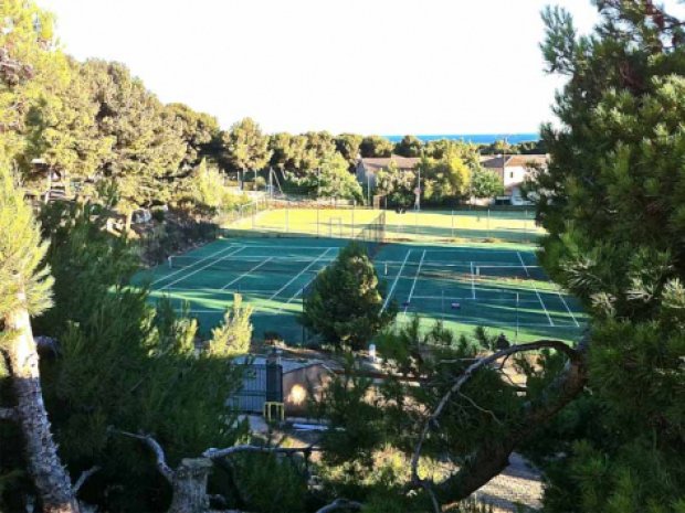 Terrain de sport pour la colo à Martigues cet été