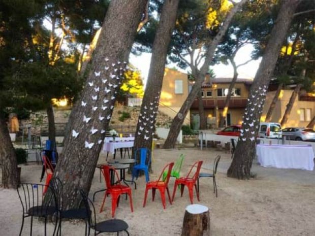 Vue sur espaces extérieurs du centre de colos à Martigues