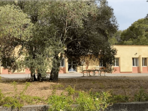 Vue sur la façade du centre le Haut Peyron dans le sud de la France qui accueille des jeunes en colonie de vacances ce printemps