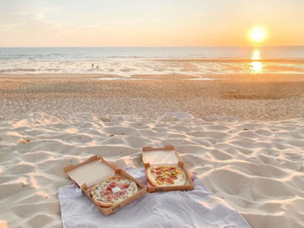 Pizza plage en Espagne adolescents en voyage été