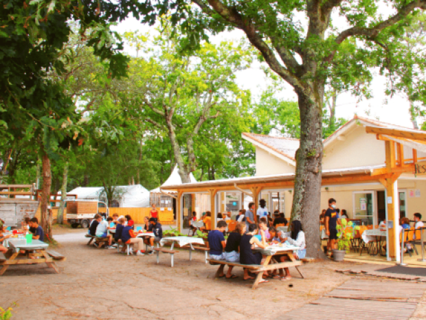 Temps de repas en extérieur au centre de vacances Campus Vieux Boucau 