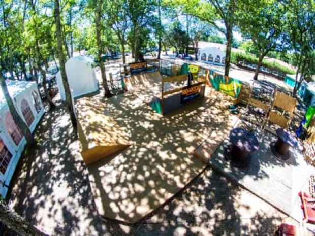 Vue sur la rampe de skate park du centre de colonie de vacances