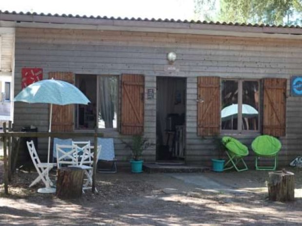 Vue sur un bungalow accueillant des enfants et ados en colo