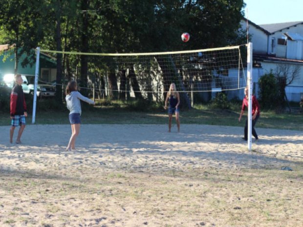 Ados qui jouent au volley sur le terrain du centre de colonie de vacances