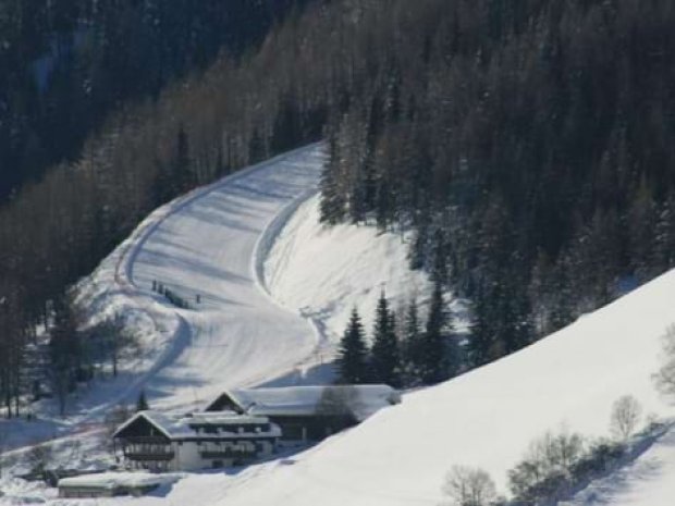 Vue sur une piste enneigée proche de l'hôtel Hoferhof en colonie de vacances 