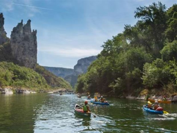 Ados et enfants faisant du canoe en colo cet été