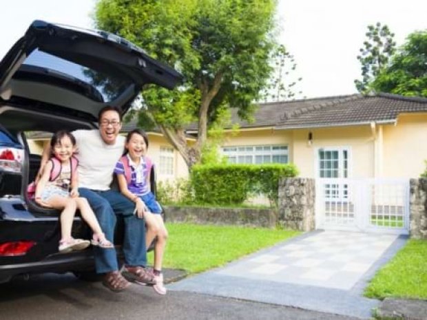 Famille d'accueil devant leur maison en Angleterre