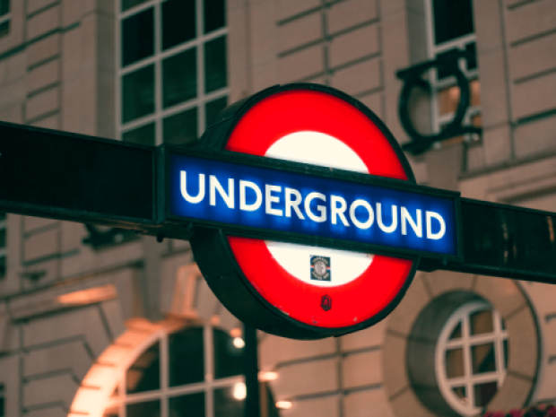Vue métro Underground en colo de vacances où les jeunes partent en vacances cet été